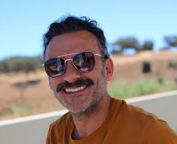 Rui unas was born in 1974, and first started dealing with the tv show business as a jornalist for a cultural program for the public television channel called acontece. Rui Unas Faz Revelacao Surpreendente Sou Um Racista Em Desconstrucao