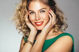 This is one of our favorite hairstyles for medium curly hair. Medium Curly Hairstyles 10 Chic Ways To Style Your Curls