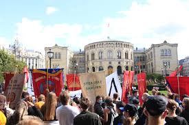 Hundrevis av motdemonstranter møtte opp på tøyen lørdag. Demonstrasjon I Oslo Sian Profil Rev Ut Koransider Vart Land