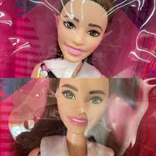 Aggiornamento bambola del dollar store: queste non sono assolutamente le  stesse bambole : r/Barbie