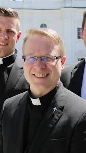 Michael Klug (41) wird ab Mitte September 2017 neuer Kaplan im Pfarrverband  Waldkirchen! Wir freuen uns auf ihn! 😇 Michael Klug ist derjenige mit der  meisten Lebenserfahrung in diesem Trio. Der 41-Jährige