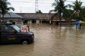 Kejadian banjir kilat menyebabkan bandar negeri itu lumpuh buat sementara waktu dan mengalami kesesakan teruk akibat beberapa jalan ditenggelami air. Banjir Di Aceh Utara Meluas Pengungsi Mulai Kekurangan Makanan