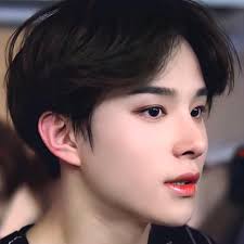 Jungwoo do NCT foi pego fumando, reizinho que foi desestressar...🐇