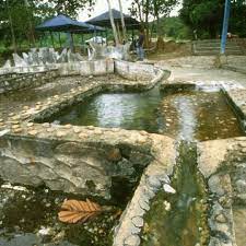 It has a temperature higher than 50℃ and offers basic equipment including a public comfort room, dressing rooms, car parks, and roadside stalls. Hulu Tamu Hot Spring