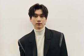 Vixx member hyuk revealed the secrets to how idol group members date these days. Vixx S Hyuk Speaks Out Against Drunk Driving After Losing His Cousin In Dui Incident Soompi