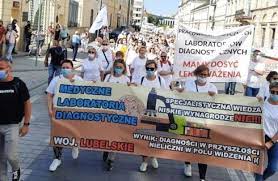 Demonstrujący żądają podwyższenia płac i zmian w klasyfikacjach urzędowych ich zawodu źródło: Byxpr2wu N2z0m