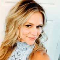 Tara Hampton's Instagram, Twitter & Facebook