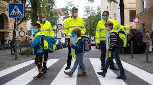 Das sogenannte kinderkrankengeld wird statt bisher 10 tagen pro jahr und elternteil künftig je 15 von der gesetzlichen krankenversicherung gewährt. Punkt Fur Punkt Was Tun Wenn Dein Kind Krank Ist Oder In Quarantane Muss Finanztip News