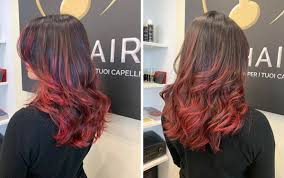 La polvere colorante di hennè viene ricavata dalle foglie essicate di lawsonia inermis, pianta della famiglia delle fabacee, utilizzata da millenni per scopi rituali, decorativi e per la tintura di tessuti. Ecco A Voi Miss Balayage Rosso Ciliegia Elixhair