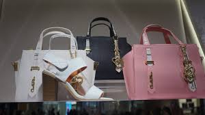 It is a division of bonia group, the world's leading brand in making high fashion goods and accessories from the finest materials. Koleksi Terbaru Carlo Rino Sempena Ulangtahun Ke 30 Catatan Sue Izza