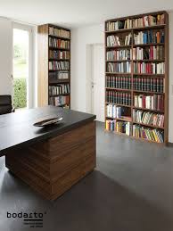 Nussbaum Mobel Passen Hervorragend Zum Fugenlosen Grauen Boden In Der Bibliothek Bodarto Ist Exklusiv In Der Schweiz Erha Wandbeschichtungen Wohnraum Wohnen