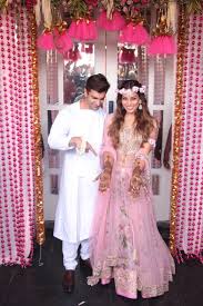 All The Drama At Bipasha Basu S Mehendi Ceremony For Your Viewing Pleasure Indian Wedding Outfits Indian Bridal Indian Wedding