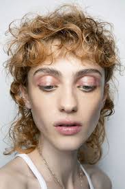 La miglior spazzola per i #capelliricci sono le tue dita, . 60 Ottime Idee Su Capelli Corti Scalati Ricci Mullet Capelli Corti Scalati Capelli Scalati Ricci