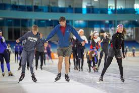 Schaatsen is het zich voortbewegen op dunne, rechte ijzers over ijs. Schaatsen Met Een Hittegolf Op Komst Gek Maar Wel Erg Leuk De Volkskrant