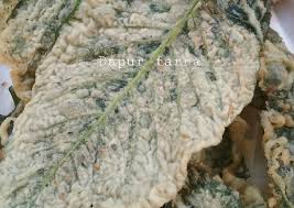 Seikat bayam, 1 kg tepung beras, 5 sdm munjung tepung kanji, 5 bawang putih, 1 santan (me santan bubuk), 2 sdm ketumbar, 1/2 ibu jari kunyit, 5 kemiri, 1 sdm garam, kaldu jamur (me gak pakai), 1/4 sdt baking. Cara Meracik Keripik Bayam Kriuk Lezat