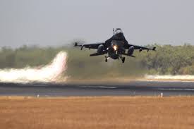 A Republic Of Singapore F 16 Takes Off From Raaf Base Darwin During Exercise Pitch Black 14 Cpl Royal Australian Air Force F 16 Fighting Falcon Fighter Jets