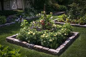 Landscape Designer Visit A Charming Cottage Garden Outside Of Boston Gardenista Small Garden Landscape Design Cottage Garden Small Garden Landscape