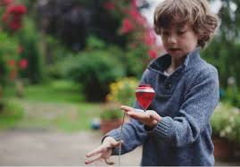 Se utilizan en circuitos de carreras que los propios niños dibujan en el suelo. El Simon La Peonza Y Otros 12 Juguetes De Los Setenta Y Los Ochenta Escaparate El Pais