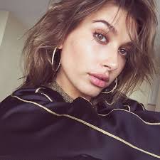 Hailey Baldwin Goes Brunette With Golden Highlights Hailey Baldwin Hailey Baldwin Style Hair Flip