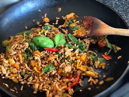 Simple but yet delicious 😋 Thai-style stir fried basil leaves with pork  anyone ? Recipe: https://youtu.be/Q6z81f4_TXg