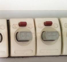 Ach ja, ich hatte noch einen mobilen zaun vorne ums haus, da zur strasse hin offen war. Wie Kann Man Diese Alte Sicherung 80er Jahre Siehe Foto Wieder Einschalten Elektrik Elektriker Schutzschalter