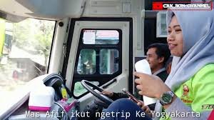 Bus haryanto memberangkatkan penumpang, armada bus diawaki dua orang sopir serta satu kondektur. Gaji Sopir Bus Efisiensi Goreng