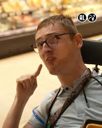 Sven (26) heeft cerebrale parese, waardoor hij volledig afhankelijk is van  zijn rolstoel. Hij geeft Emma een kijkje in zijn leven: 'Ik ben zo normaal  als jij bent.' #JZHMH