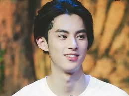 Perdebatan soal belahan rambut di tengah atau samping viral di tiktok beberapa waktu lalu. 15 Gaya Rambut Pendek Pria Terkeren Dan Terbaru 2021 Waktubaca