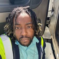 More highlights from Vybz Kartel's trip to 🇻🇨 1. VK's message to the  youths. 2.0 VK giving a young female artiste a big up! 3. VK and a fan. 4.  VK and