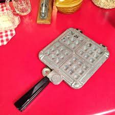 Cook for about 1 minute, then ﬂip wafﬂer over and cook on the other side about 2 i use to prepare belgian/liege waffles and don't know why doesn't work. Find More Vintage Stove Nordic Ware Belgian Waffle Maker 15000 With Temperature Control On Each Side For Sale At Up To 90 Off