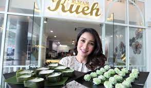 Beberapa hari lalu pelakon rita rudaini meluahkan kekesalan terhadap sahabat baiknya, izreen azminda yang dikatakan lari daripada masalah apabila menutup ruangan komen dan seterusnya akaun instagram sehingga menyebabkan netizen menyerangnya bagi pihak izreen. Punca Perniagaan Restoran Rita Rudaini Rumah Kueh Ditutup Iluminasi