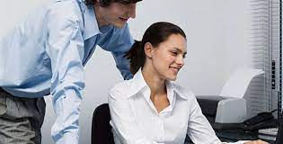 Kondisi tempat kerja yang tidak nyaman seperti tempat kerja yang berantakan, panas dan bau akan semakin menambah beban otak saat menyelesaikan suatu tugas/pekerjaan yang akhirnya menjadi salah satu pemicu tingkat stres yang tinggi di tempat kerja. 6 Profesionalisme Yang Harus Diamalkan Jika Suami Isteri Bekerja Di Tempat Sama