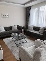 Bu Sade Sik Evde Sakin Renkler Desenleri One Cikariyor Ev Gezmesi Oturma Odasi Fikirleri Oturma Odasi Takimlari Oturma Odasi Tasarimlari