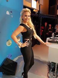 Voilà plusieurs jours que kelly vedovelli n'est pas présente sur le plateau de tpmp, de quoi éveiller les soupçons de départ du show. Kelly Vedovelli Look De Ce Soir Tpmp Facebook