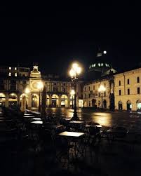 Moving Culture Brescia Su Instagram Buona Serata Igers Dalla Luce E Dal Buio Di Piazza Loggia Grazie Allo Scatto Di Ariannamr House Styles Brescia Mansions