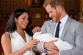 Meghan markle tampil bersama pangeran harry yang menggendong archie saat menunjukkan putra mereka di st george hall di istana windsor. Meghan Markle Lebih Kaya Dari Pangeran Harry Benarkah Halaman All Kompas Com