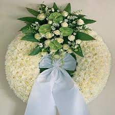 Στεφανια κηδειασ σε τριποδα με νταλιεσ ή γαρυφαλλακαι στο κεντρο συνθεση απο τριανταφυλλα ή ζερμπερεσ. Stefania Khdeias Apostolh Stefania Khdeiwn A8hna