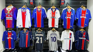 Plus de détails quelles sont les lignes de train qui s'arrêtent près de boutique officielle du psg? Hashtag Paris Une Boutique De Maillots De Foot Vintage A Paris Paris Secret