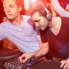 Il faut donner une dynamique, faire monter tout doucement. Dj Mariage Comment Bien Le Choisir Marie Claire