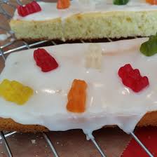 Zutaten für 8 portionen 1 elhimbeerkonfitüre 1tortenboden (groß) 1 pkvanillepudding (oder puddingcreme) 2 pkgummibärchen 1 pktortenguss. Schneller Zitronenkuchen Genusslieben De
