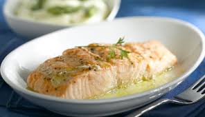 Servir directamente en la misma fuente de horno en la que lo hemos cocinado. Salmon Al Horno Con Pure De Patatas Y Esparragos Nestle Cocina