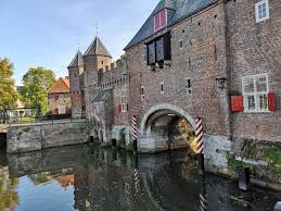 Amersfoort ˈaːmərsfoːrt (listen) is a city and municipality in the province of utrecht, netherlands and is situated at the eastern edge of the randstad. De Leukste Hotspots Van Amersfoort Byaranka Nl