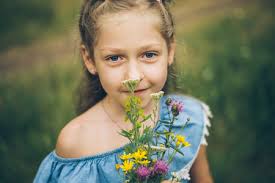 Niña De 13 Años Con Una Flor De Dalia. Retrato De Una Chica Admirando Un  Ramo De Enormes Flores De Dalia Rojas Y Rosas En Flor. Una Niña Disfruta De  La Vista