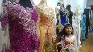 Apalagi sekarang di malang banyak spot foto kekinian yang tersebar di berbagai tempat baik itu lokasi wisata maupun cafe2. Dinar Weddover Kebaya Make Up Beauty Salon