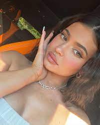 Kylie jenner snaps selfies like it's her job, probably because it is sort of her job. Kylie Jenner Shades Khloe Kardashian By Posting Stunning No Filter Selfie After Sister Ripped For Photoshopping Pics