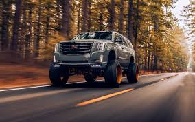 The 2021 cadillac escalade puts the lincoln navigator on notice with gas and diesel engines, a giant curved oled screen, and a revolutionary interior. Herunterladen Hintergrundbild Cadillac Escalade 2021 Vorderansicht Tuning Escalade Graue Escalade Cadillac Escalade Monster Truck Gelandewagen Auf Hohen Radern Escalade Auf Hohen Radern Amerikanische Autos Cadillac Fur Desktop Kostenlos