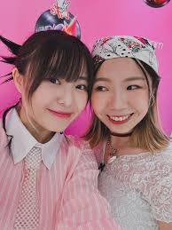 雷同二友- 謝芊彤謝芊蕾- 白雲會告訴我- 歌曲製作MV : https://youtu.be/mIdiWG22do8  《白雲會告訴我》是一首很有畫面的歌，所以跟Perry老師在構思編曲的時候，我們都用了很多畫面溝通。感謝他給這首歌那麼豐富的畫面，讓你們也聽到了雲的千變萬化。錄音的時候，監製對  ...