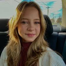 Rebekah Skinner's Instagram, Twitter & Facebook