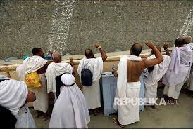 Maybe you would like to learn more about one of these? Jamaah Haji Melempar Jumrah Aqabah Dan Lakukan Tawaf Ifadah Republika Online