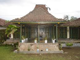 Hal tersebut dapat dilihat pada bagian atap, dimana bagian atap rumah joglo yang menjulang tinggi pada bagian tengahnya. Joglo Wikipedia Bahasa Indonesia Ensiklopedia Bebas